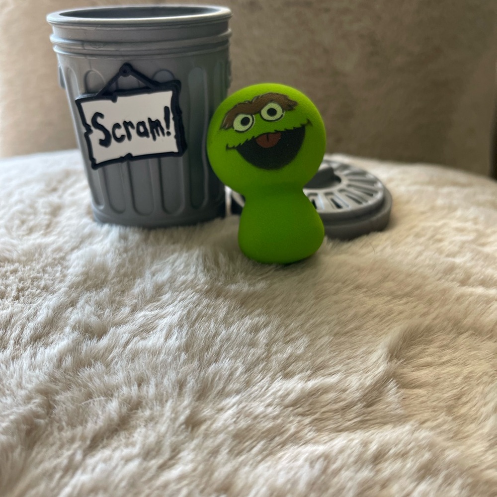 💚NWOT-Oscar the Grouch Beauty Blender with Can💚